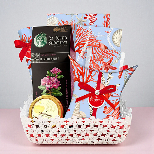 Подарочная корзина: шоколад, мармелад, конфеты глазированные, конфеты " Ассорти", чайный напиток, мед