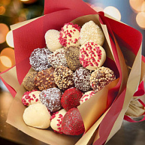 Свежая клубника в шоколаде букет 605г красно-золотой