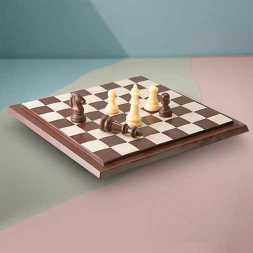 "Шахматы" настольная игра из молочного и белого шоколада
