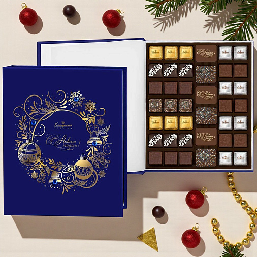 "С Новым годом" книга с конфетами ассорти, суфле, мягкий грильяж 395г