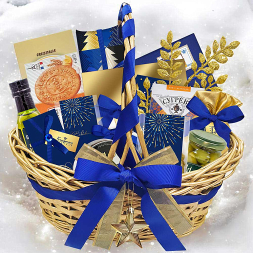 "Новогодняя корзина" набор: конфеты ассорти, молочный шоколад, драже, фруктовые чипсы, оливковое масло,  риет, чай, мед