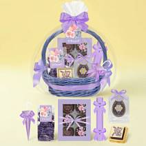 Пасхальная корзина с шоколадом и конфетами