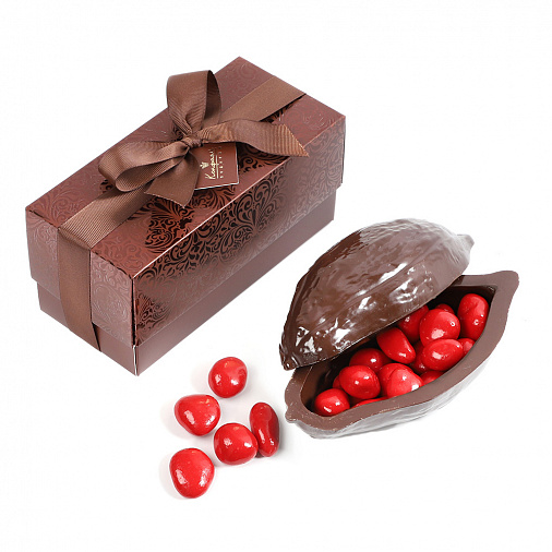 Какао-боб из горького шоколада с драже "Клубника" в белом шоколаде с красным декором