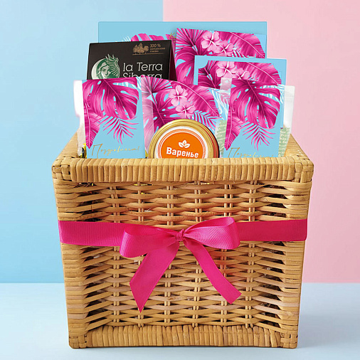 Подарочная корзина: шоколад, мармелад, конфеты ассорти, варенье, чайный напиток