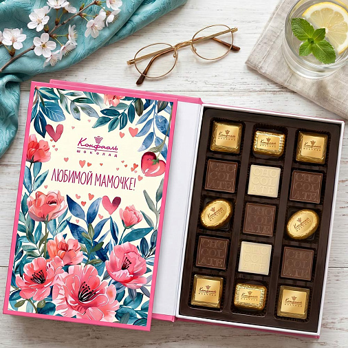 "Мамочке" книга с конфетами ассорти