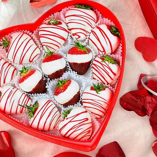 Свежая клубника в шоколаде набор сердце 560г