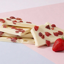 Белый шоколад с клубникой (ломаный)