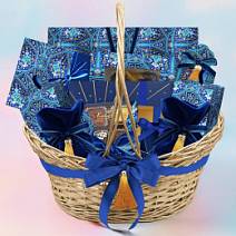 "С праздником Ураза-Байрам" корзина подарочная: шоколада, драже, конфет ручной работы, кофе (синяя)
