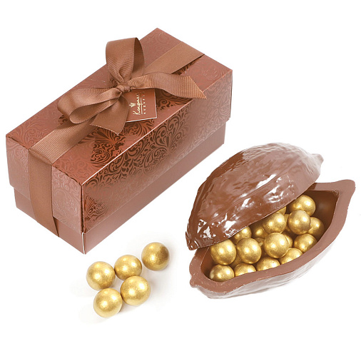 Какао-боб из молочного шоколада с драже фундук в горьком шоколаде