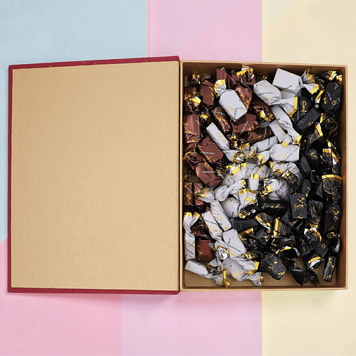 Роскошное собрание конфет суфле в горьком шоколаде